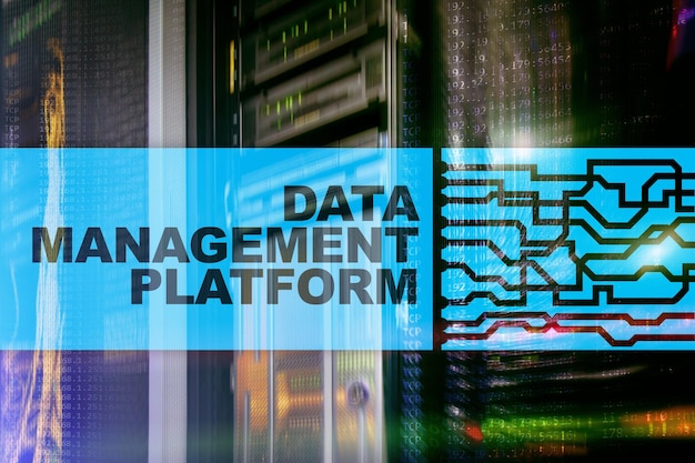 Concepto de plataforma de gestión y análisis de datos en el fondo de la sala de servidores