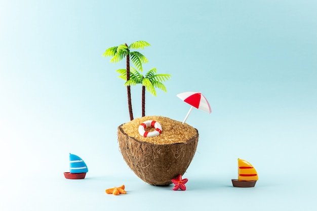 Concepto de playa creativo hecho de palmera de coco y cosas de verano