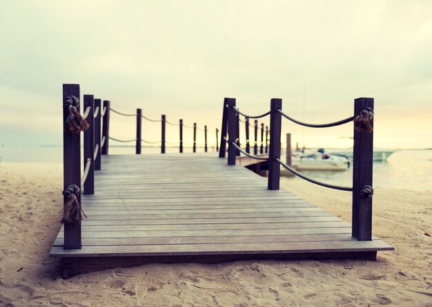 concepto de playa, mar, verano y ocio - cerca del muelle en la playa tropical