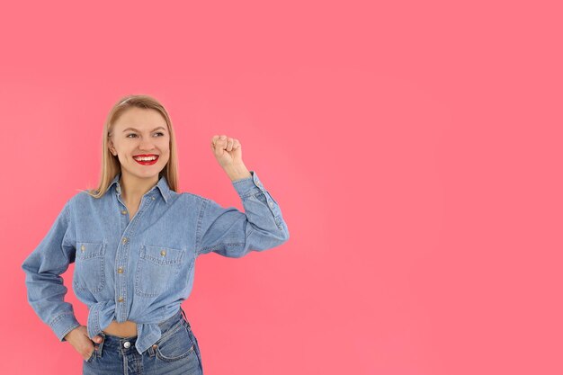 Concepto de poder femenino sobre fondo rosa, espacio para texto