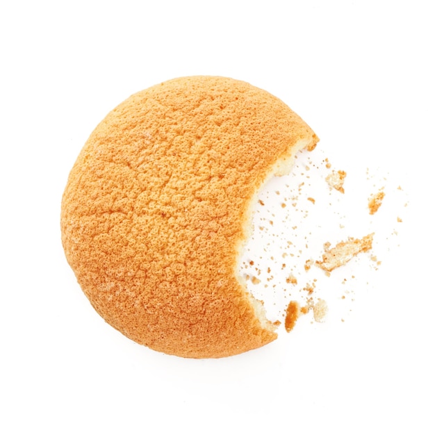 Concepto de política de cookies galleta mordida con migas aisladas sobre fondo blanco