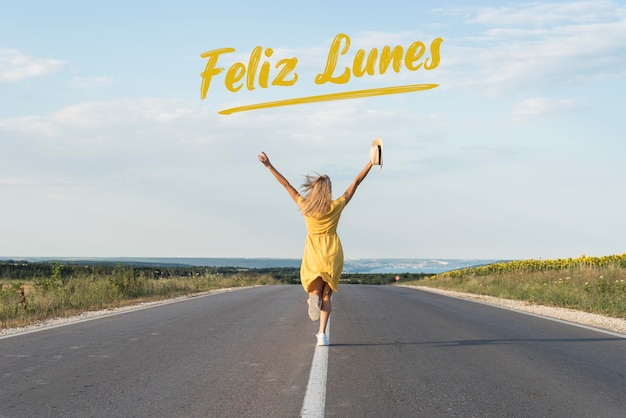 Foto concepto positivo para el lunes con deseo en español.