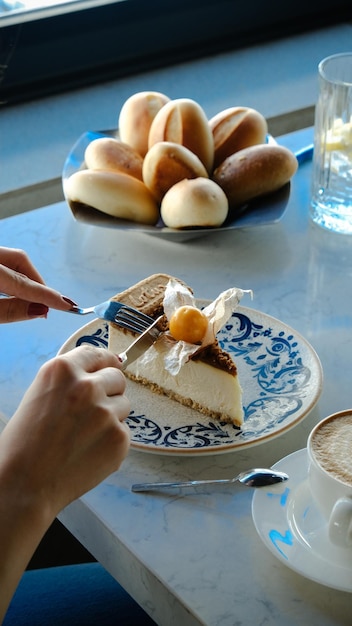 Concepto de postre dulce griego Plato de pastel de queso en rodajas