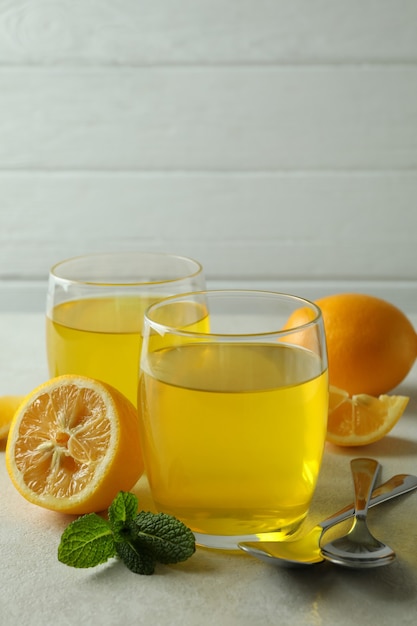 Concepto de postre con gelatina de limón en la mesa con textura blanca