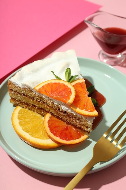 Concepto de postre sabroso con pastel de merengue con primer plano de cítricos