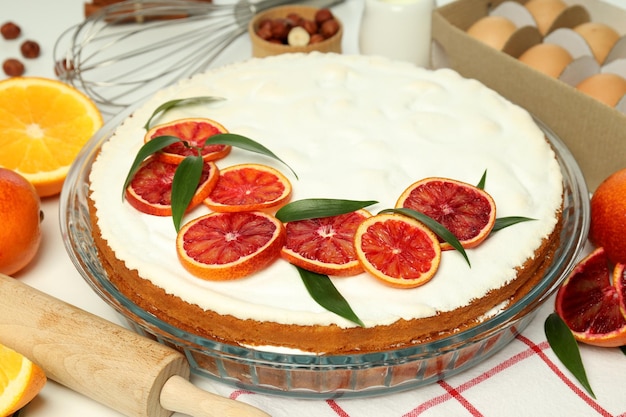 Concepto de postre sabroso con pastel de merengue con primer plano de cítricos