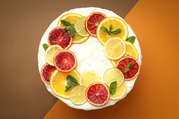 Concepto de postre sabroso con pastel de merengue con vista superior de cítricos