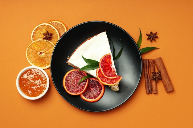 Concepto de postre sabroso con pastel de merengue con vista superior de cítricos