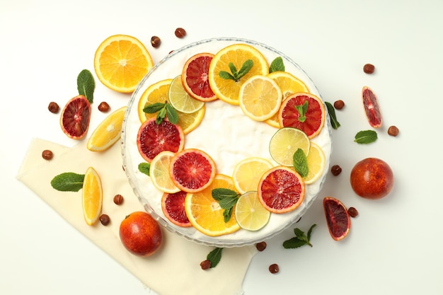 Concepto de postre sabroso con pastel de merengue con vista superior de cítricos