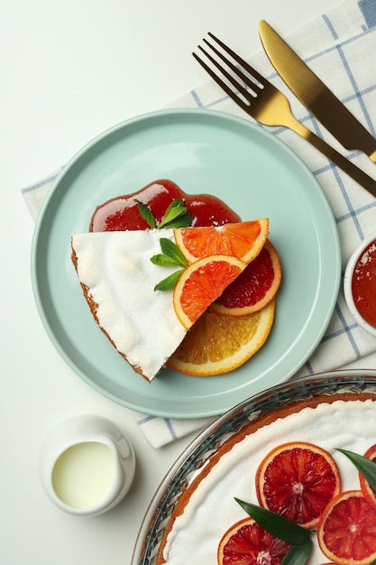 Concepto de postre sabroso con pastel de merengue con vista superior de cítricos