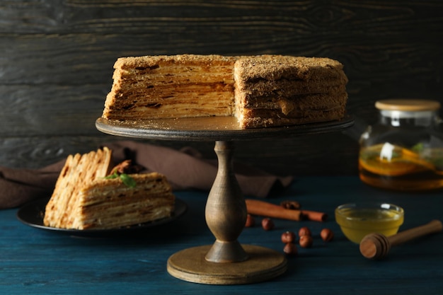 Concepto de postre sabroso con pastel de miel de cerca