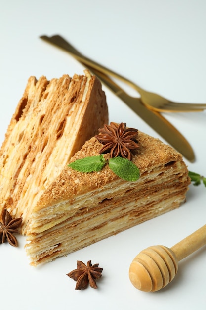 Concepto de postre sabroso con pastel de miel de cerca