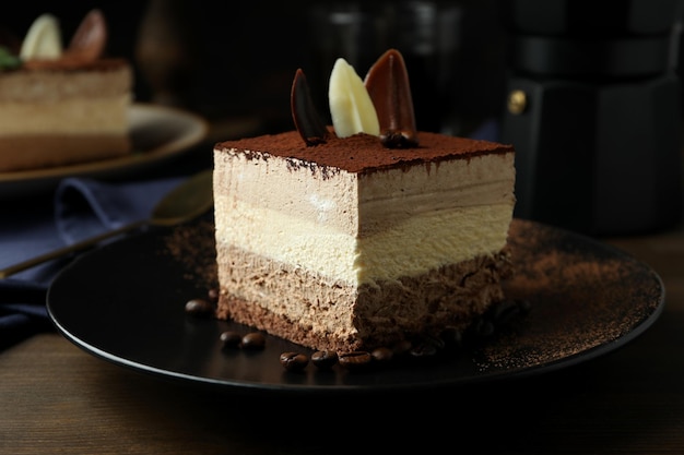 Concepto de postre sabroso con pastel de tiramisú de cerca