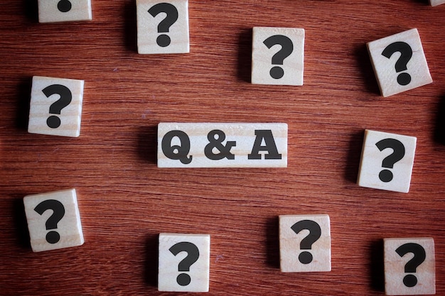 Concepto de preguntas y respuestas Vista superior del cubo de madera con símbolo de interrogación y texto Q y A