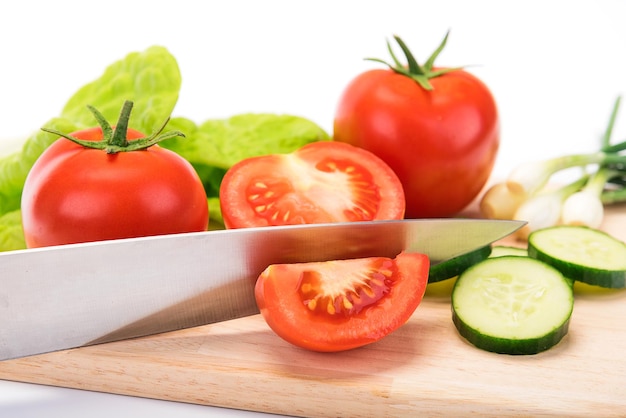 Concepto de preparar una ensalada saludable de verduras frescas y orgánicas en una tabla de cortar con un cuchillo