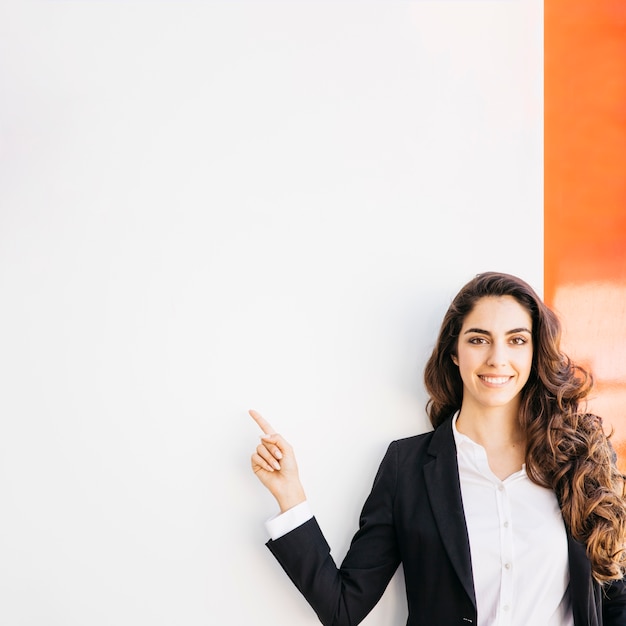 Foto concepto de presentación con mujer de negocios feliz