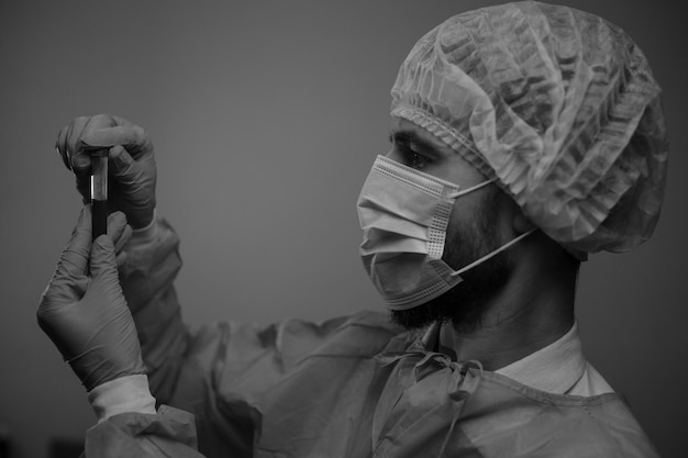 El concepto de prevención de la propagación de la epidemia y tratamiento del coronavirusfoto en blanco y negro
