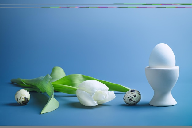 Concepto primavera huevo blanco de Pascua en el stand tulipán blanco y huevos de codorniz con espacio de copia