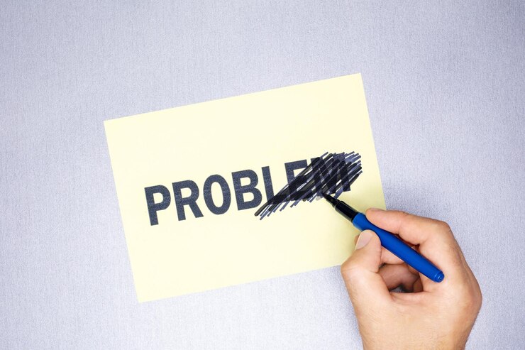 Foto concepto de problema y solución problema de palabra tachado de mano masculina escrito en una lista de papel