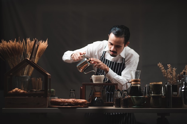 Concepto de proceso de filtro de goteo de café con cafetera, café de estilo vintage