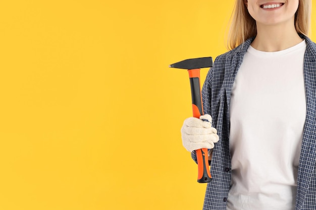 Concepto de profesiones mujer joven sobre fondo amarillo