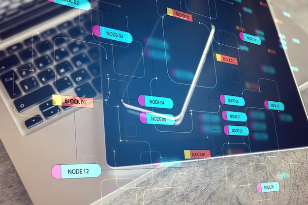 Concepto de programación con dispositivos móviles y computadora portátil y pantalla de árbol de nodo digital