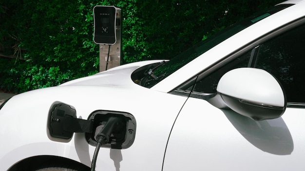 Foto concepto progresivo de aparcamiento de coches eléctricos y recarga en la estación de carga.