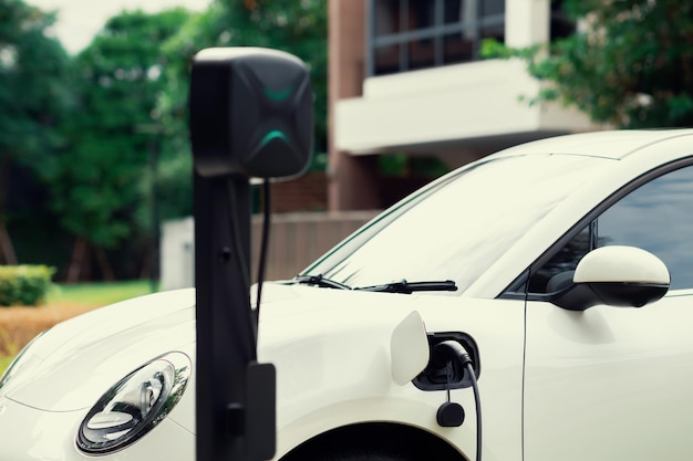 Concepto progresivo de estación de carga para vehículos eléctricos y vehículos domésticos en zona residencial