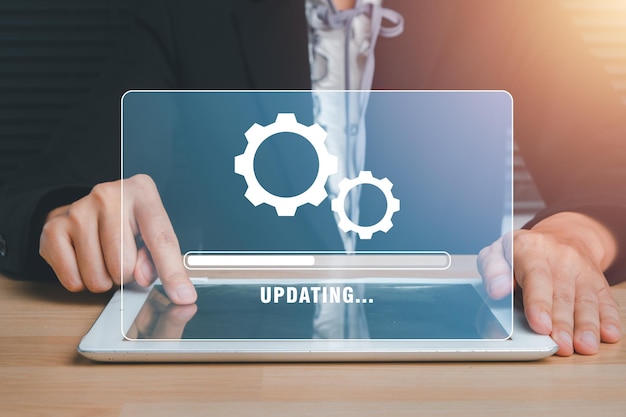 Concepto de progreso de actualización Persona que espera la instalación del proceso de actualización con el icono de la barra de carga en la pantalla virtual