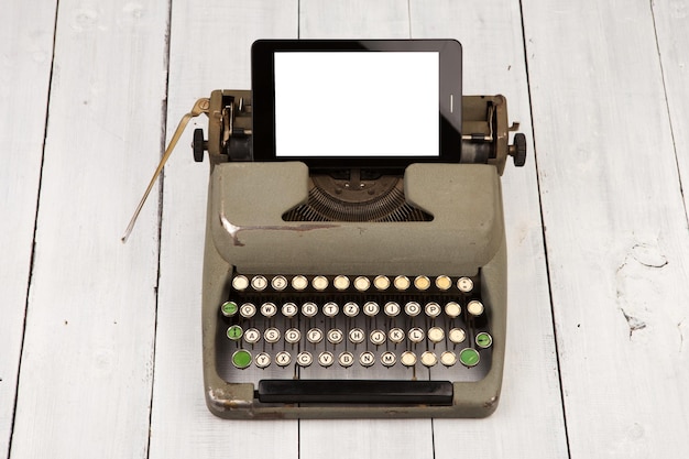 Concepto de progreso tecnológico máquina de escribir antigua y nueva tablet pc