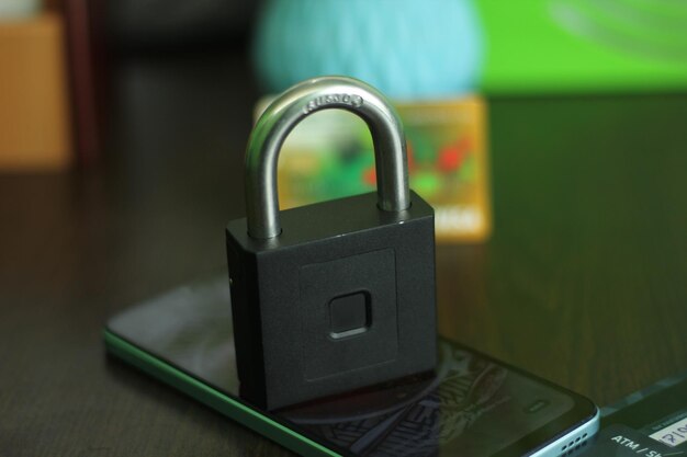 Concepto de protección de datos con casillero y tarjeta de crédito en mesa de madera