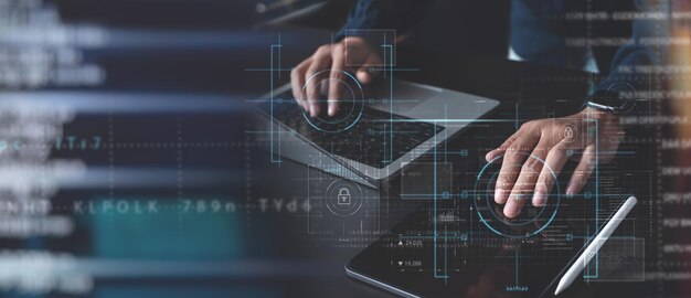 Concepto de protección de datos privacidad Red de seguridad cibernética Gestión de grandes datos Hombre que utiliza tableta digital y computadora portátil con grandes datos y sistema de seguridad cybernética Tecnología digital