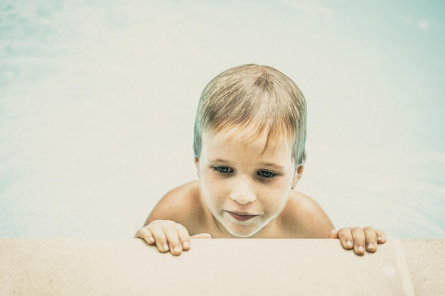 Concepto de protección de la mente de la psique del niño Sentimientos de los niños Niño mojado nadar en el agua Piscina de lágrimas Triste mirada hacia abajo Problema educativo de la relación de paternidad infantil Presión del entrenador en ejercicios deportivos