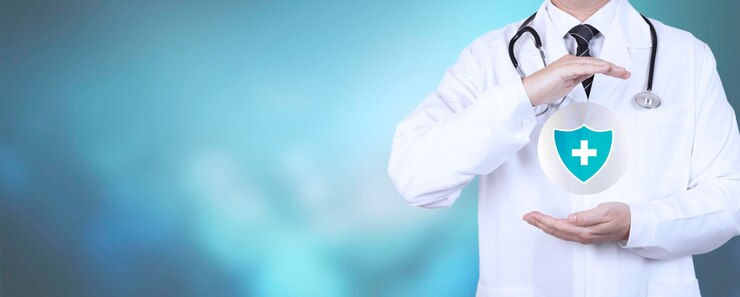 Foto concepto de protección de la salud del paciente. el médico muestra un escudo protector con una cruz sobre un fondo azul. foto de alta calidad