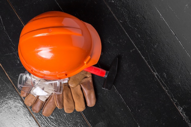 Concepto de protección del trabajo en mesa de madera, vista superior