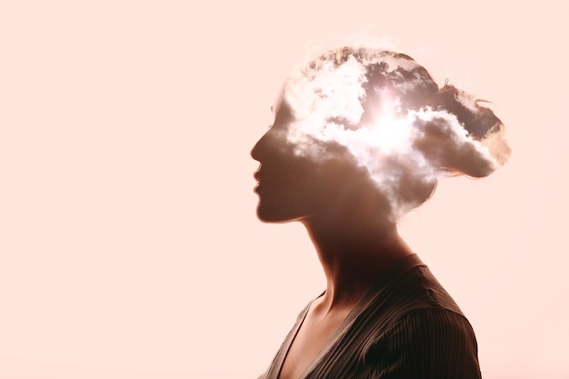 Foto concepto de psicología amanecer y cabeza de silueta de mujer
