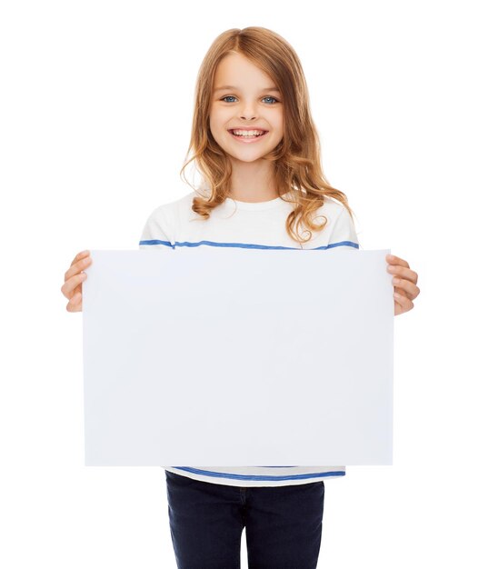 concepto de publicidad, arte, niños, felicidad y pintura - niño pequeño sonriente sosteniendo un cartel blanco en blanco