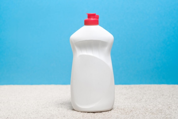 Foto concepto de publicidad de limpieza maqueta de botella de plástico blanco sobre fondo azul