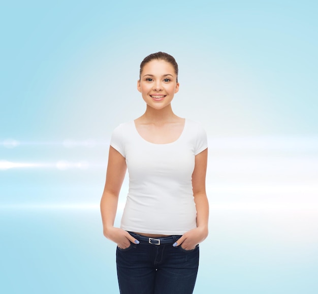 concepto de publicidad y personas - mujer joven sonriente con camiseta blanca en blanco sobre fondo láser azul