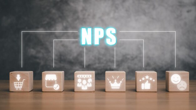 Concepto de la puntuación neta del promotor de NPS Bloque de madera en el escritorio con el icono de la puntaje neta del promotora en la pantalla virtual