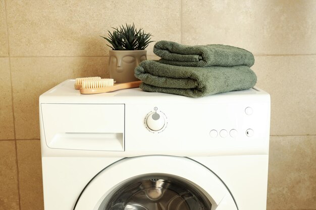 Concepto de quehaceres domésticos con lavadora en el baño.