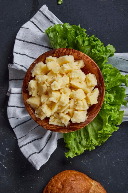 Foto concepto de queso en un recipiente sobre fondo negro