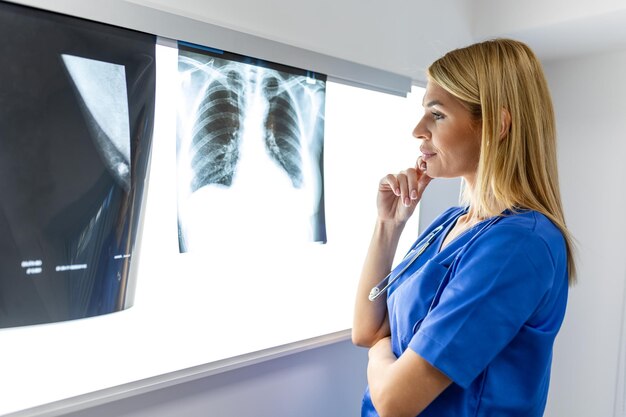 concepto de radiología y medicina médico explicando los resultados del escaneo pulmonar en la pantalla al paciente mayor