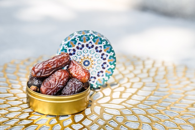 Foto concepto de ramadán y algunas fechas en un contenedor de patrón islámico.