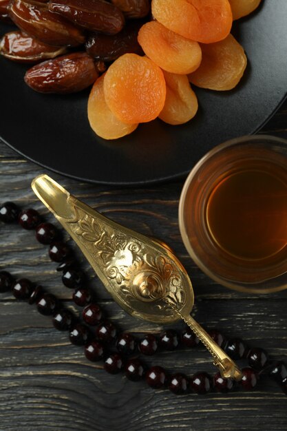 Concepto de Ramadán con comida y accesorios en mesa de madera