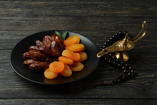 Concepto de Ramadán con comida y accesorios en mesa de madera