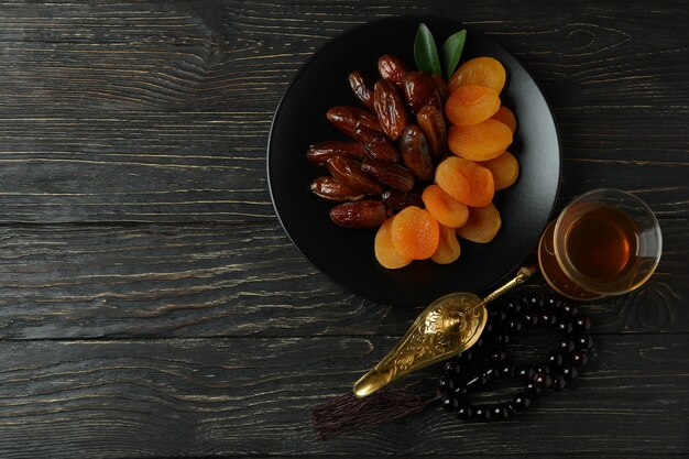 Concepto de Ramadán con comida y accesorios en mesa de madera