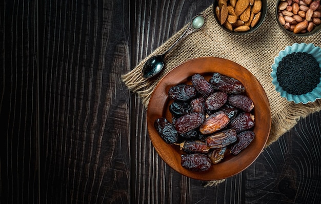 Concepto de ramadán con dátiles secos, frutas y albaricoques.