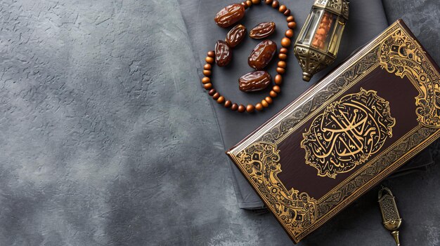 Concepto de Ramadan Kareem con fechas y libro sagrado