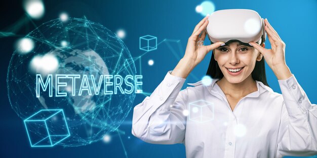 Concepto de realidad virtual y tecnología global con signo de metaverso digital en el fondo del mapa mundial y vista frontal de una joven sonriente con gafas de auriculares VR